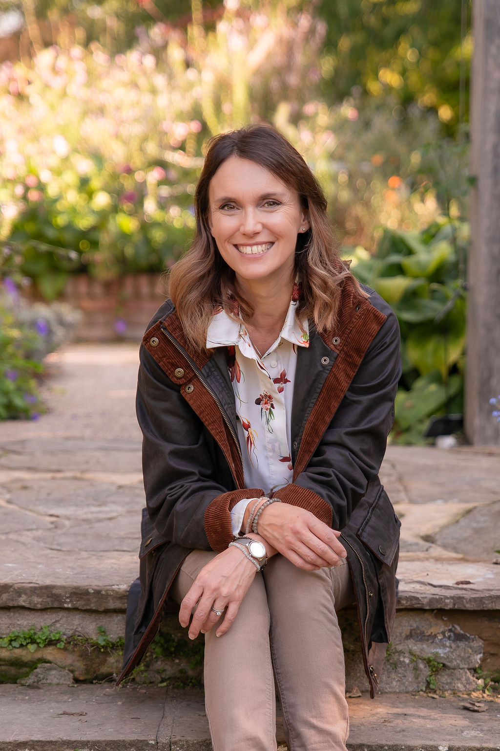 Amy_Claire_Barnes_Photography_Branding_Photoshoot_(Studio_Hummingbird)-03647 Victoria Rumens sitting on steps to a garden.